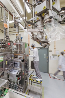 Nestlé Singapur Mejora la Detección de Metales con Transportador de Tornillo Flexible